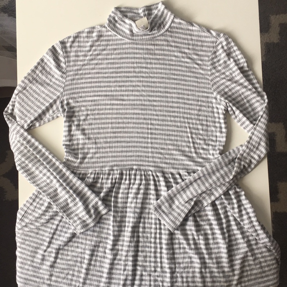 Peplum low-rise turtle neck